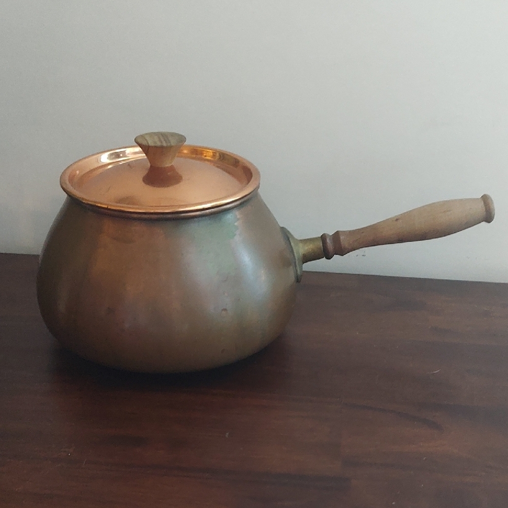 Tagus copper pot with a lid and a wooden handle, Portugal